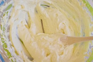 Desert prajitura cu crema de vanilie, ciocolata si jeleu de visine