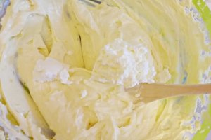 Desert prajitura cu crema de vanilie, ciocolata si jeleu de visine