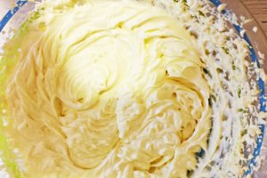 Desert prajitura cu crema de vanilie, ciocolata si jeleu de visine