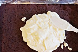 Desert prajitura cu crema de vanilie, ciocolata si jeleu de visine