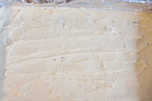 Desert prajitura cu crema de vanilie, ciocolata si jeleu de visine
