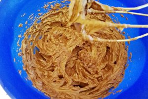 Desert prajitura cu crema de vanilie, ciocolata si jeleu de visine