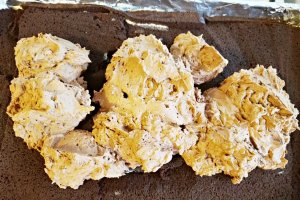 Desert prajitura cu crema de vanilie, ciocolata si jeleu de visine