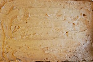 Desert prajitura cu crema de vanilie, ciocolata si jeleu de visine