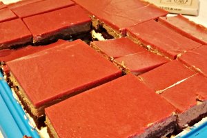 Desert prajitura cu crema de vanilie, ciocolata si jeleu de visine
