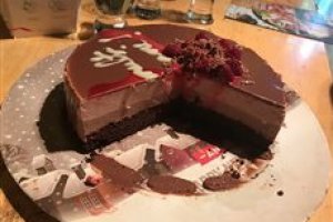 Desert tort cu mousse de ciocolata si zmeura