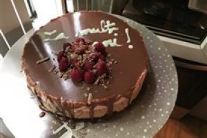 Desert tort cu mousse de ciocolata si zmeura