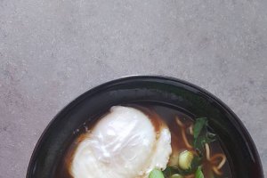 Supa asiatica cu bok choy si oua posate