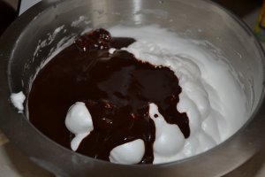 Desert negresa cu ciocolata, nuci si crema de lamaie