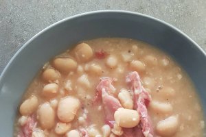 Fasole cu ciolan afumat si turta din malai in stil american la slow cooker Crock-Pot