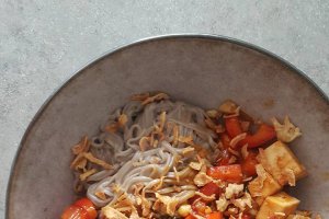 Tofu in sos de busuioc thailandez