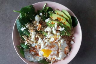 Quinoa cu ou prajit, avocado, spanac si sos de unt picant