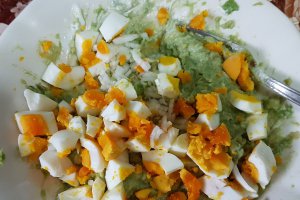 Salata de oua cu avocado