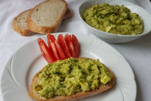 Salata de oua cu avocado