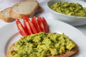 Salata de oua cu avocado