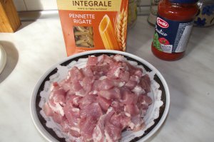 Pennette rigate cu ceafa de porc si sos de rosii cu busuioc