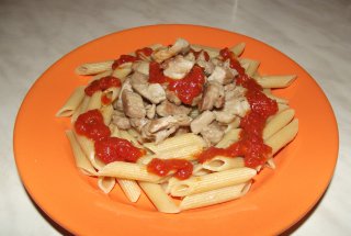Pennette rigate cu ceafa de porc si sos de rosii cu busuioc