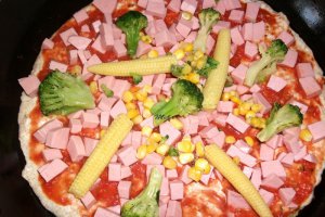 Pizza cu sunca si brocolli