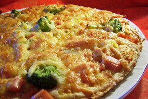 Pizza cu sunca si brocolli
