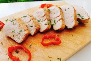 Muschiulet de porc suculent cu ardei kapia la cuptor
