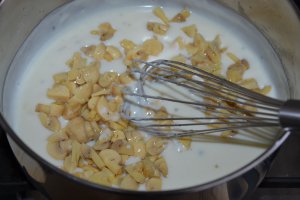 Paste cu sos bechamel, ciuperci si mozzarella