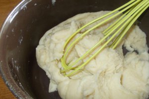 Desert profiterol cu crema de ciocolata si mascarpone