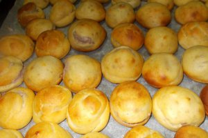 Desert profiterol cu crema de ciocolata si mascarpone