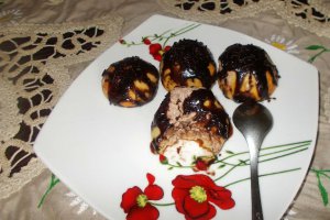 Desert profiterol cu crema de ciocolata si mascarpone