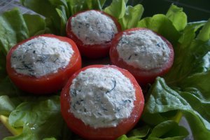 Aperitiv rosii umplute cu branza