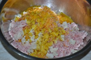 Aperitiv rulada din carne tocata umpluta cu spanac si telemea