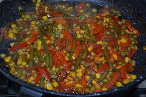 Aperitiv rulada din carne tocata umpluta cu spanac si telemea