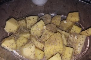 Cartofi cu rozmarin si carne de pui