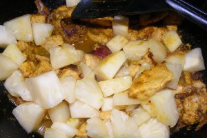 Piept de pui cu sos de curry si ananas