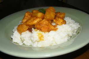 Piept de pui cu sos de curry si ananas