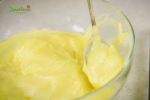 Desert profiterol cu crema de vanilie si sos caramel