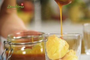 Desert profiterol cu crema de vanilie si sos caramel