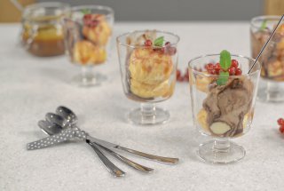 Desert profiterol cu crema de vanilie si sos caramel