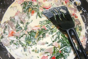 Spaghete cu crema de spanac si sunca afumata