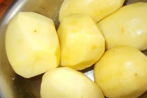Rondele de cartofi copti cu crema de avocado