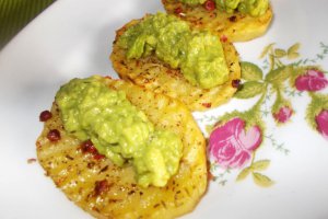 Rondele de cartofi copti cu crema de avocado