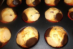 Desert briose cu fructe confiate si banuti de ciocolata
