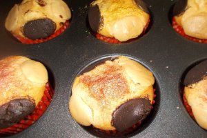 Desert briose cu fructe confiate si banuti de ciocolata