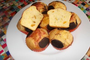 Desert briose cu fructe confiate si banuti de ciocolata