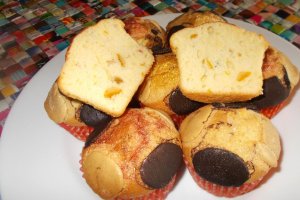 Desert briose cu fructe confiate si banuti de ciocolata