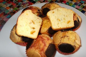 Desert briose cu fructe confiate si banuti de ciocolata