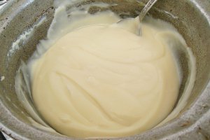 Desert prajitura cu crema de lapte si mousse de capsuni