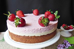 Desert prajitura cu crema de lapte si mousse de capsuni