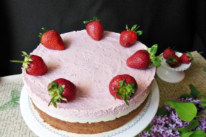 Desert prajitura cu crema de lapte si mousse de capsuni
