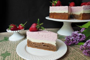 Desert prajitura cu crema de lapte si mousse de capsuni