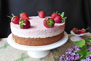 Desert prajitura cu crema de lapte si mousse de capsuni